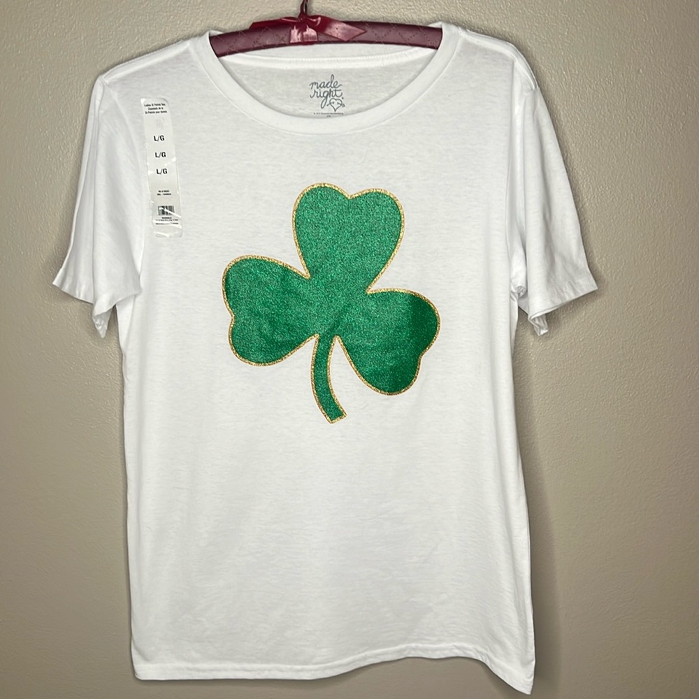 St. Patrick’s Day NWT green, white, and gold shamrock T shirt. sz medium